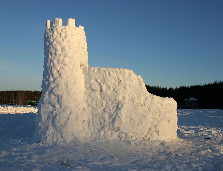 How to build a snow fortress with your own hands