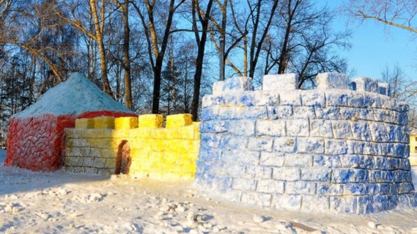 How to mold a beautiful snow fortress with your own hands