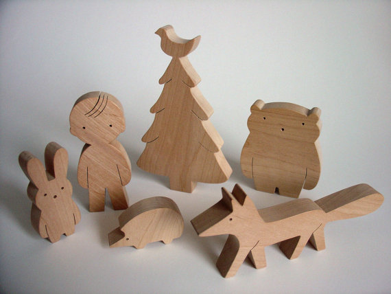 Décorations en bois sur le sapin de Noël