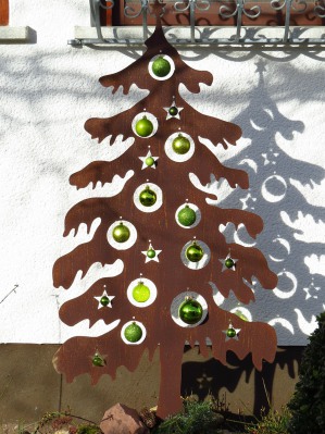 شجرة عيد الميلاد مصنوعة من الخشب لتزيين الفناء