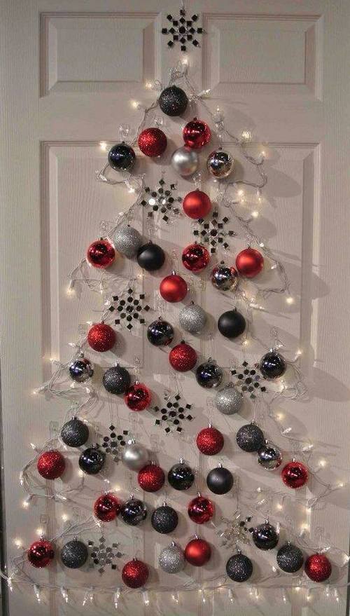 Sapin de Noël fait de décorations d'arbre de Noël pour la décoration de porte