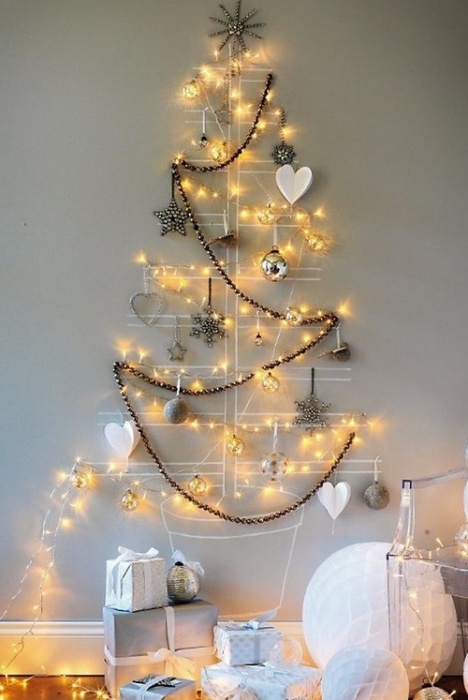 شجرة عيد الميلاد مصنوعة من أكاليل لتزيين الجدران للعام الجديد