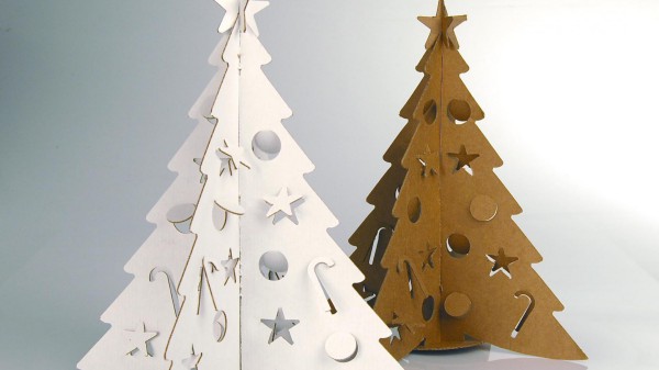 شجرة عيد الميلاد مصنوعة من الورق المقوى لتزيين الغرفة
