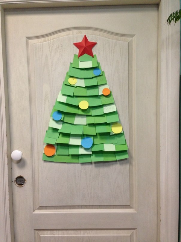 شجرة عيد الميلاد مصنوعة من ملصقات لتزيين الباب