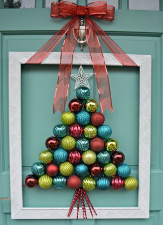 Christmas decorations to decorate the door for the New Year