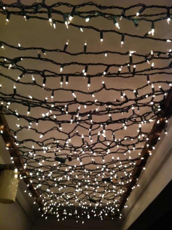 Photo decoration of the ceiling with garlands