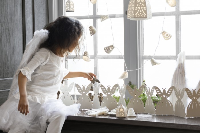 How to decorate the windowsill in an original way for the New Year