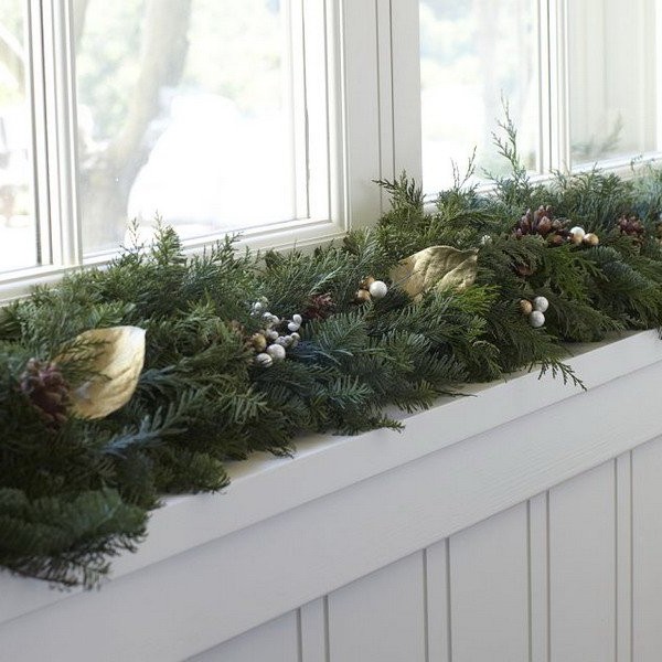 How to stylishly decorate a windowsill for the New Year
