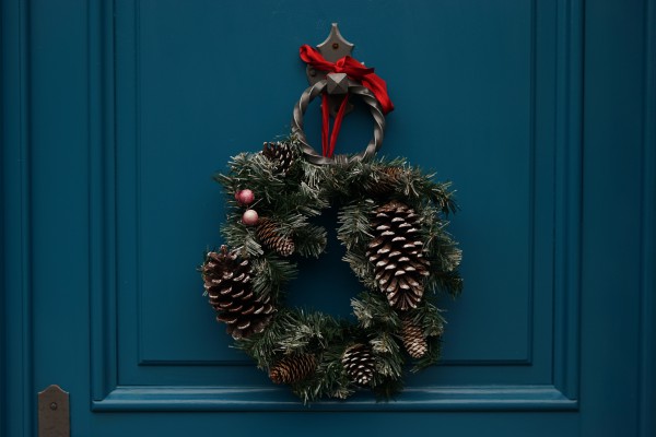 How to decorate a house for the New Year with a wreath