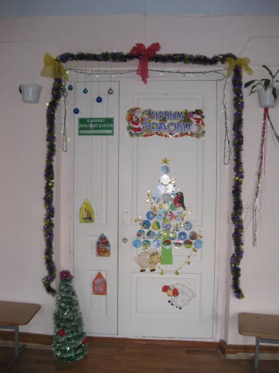 How to decorate the door for the New Year at school
