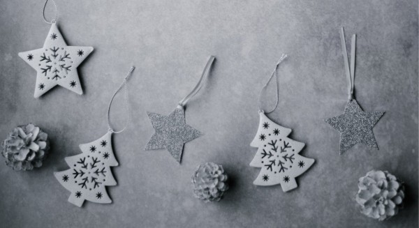 Comment décorer un arbre de Noël pour des vacances dans le style du minimalisme