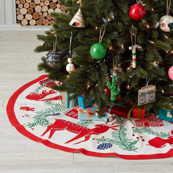 How to decorate the bottom of a Christmas tree for the New Year