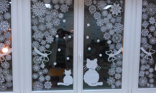 How to decorate windows with snowflakes for the New 2018