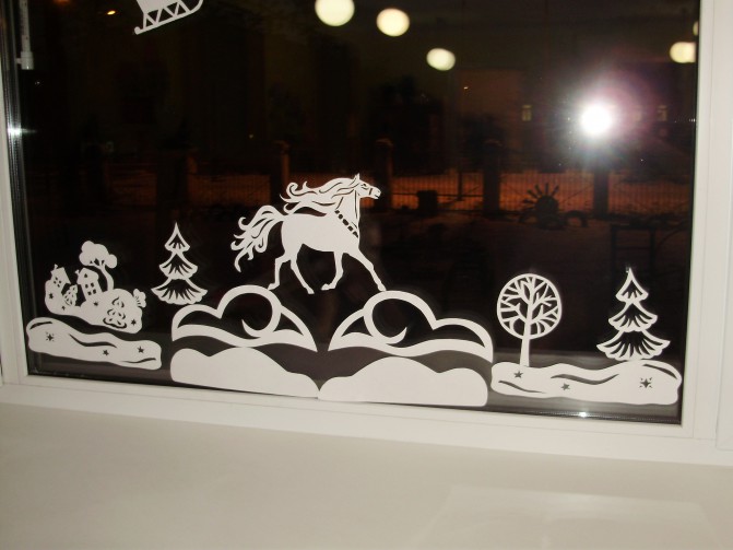 How to decorate the windows with vytynanki for the New Year