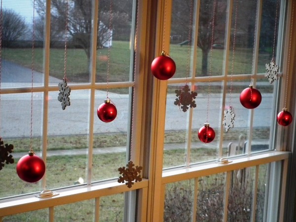 How to decorate a window with balloons for the New Year
