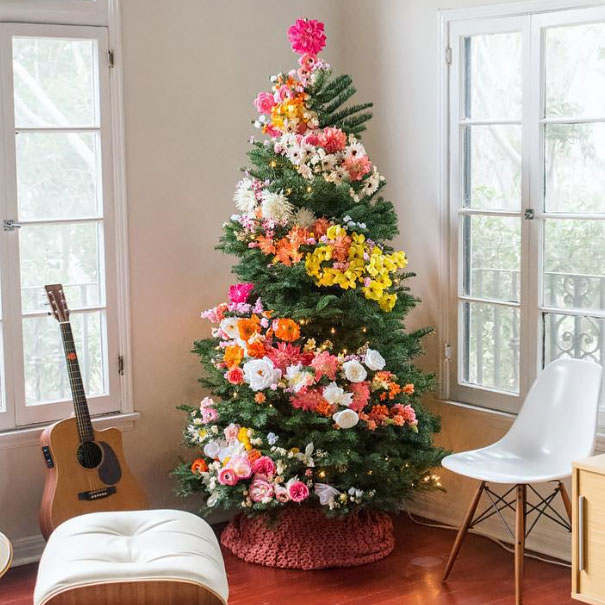 Décoration d'arbre de Noël avec des fleurs