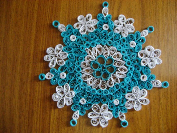 Snowflake for the New Year using the quilling technique