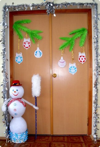 Durvju dekorēšana Jaunajam gadam skolā