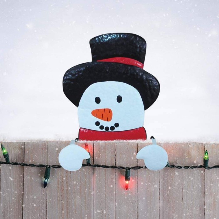 Décorer la façade de la maison avec des bonhommes de neige pour la nouvelle année 2018