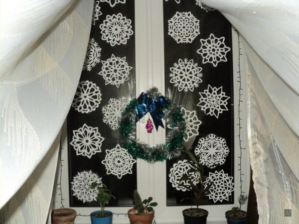 Decorating windows with snowflakes for the New Year