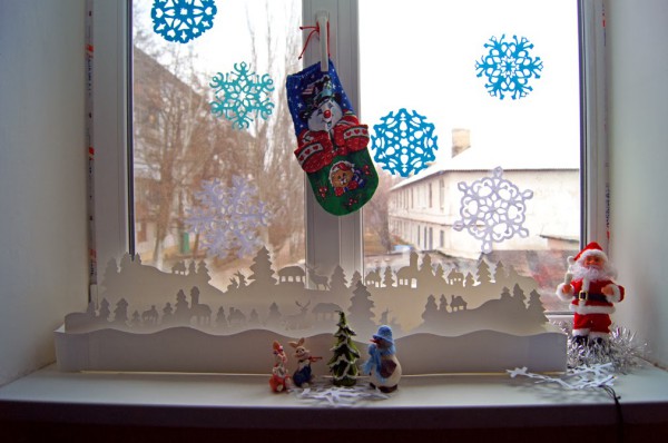 Decorating windows in kindergarten for the New Year