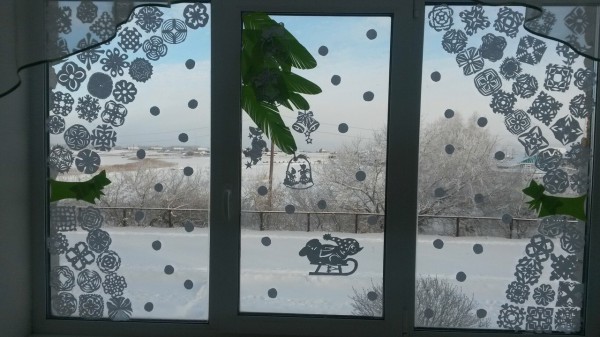 Decorating windows at school for New Year 2018