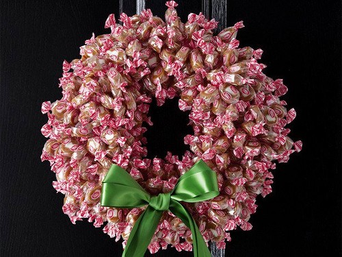 New Year's wreath of candies for the door