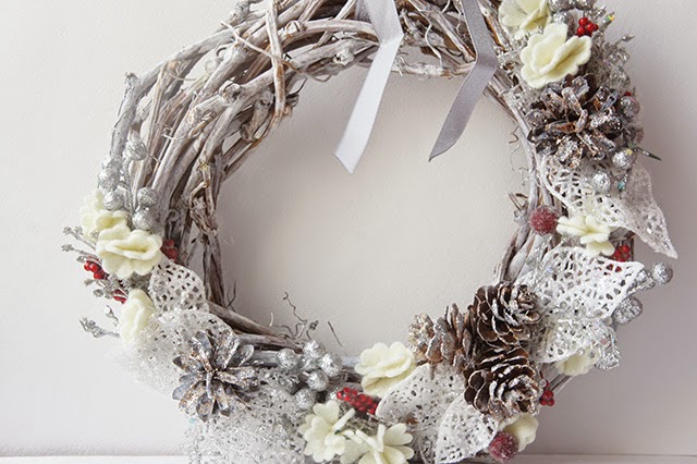 Wreath of twigs to decorate the door
