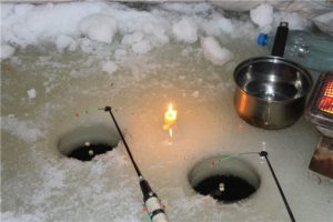 Memancing ikan bilis malam pada musim sejuk
